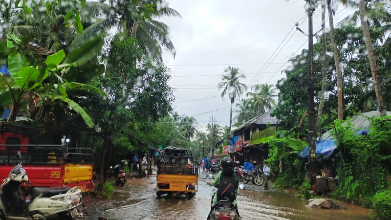 മഴപ്പെയ്ത്ത് കഠിനം;  ഗ്രാമീണ റോഡുകളിൽ ഉറവ, വെള്ളക്കെട്ട് !