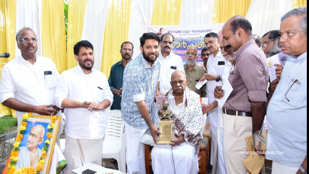 ലോകം ഇപ്പോൾ ഗാന്ധിജിയുടെ ചിന്തയിലേക്ക് നടക്കാനാഗ്രഹിക്കുകയാണെന്നും അപ്രസക്തമാകുന്ന ചിന്തകളോ ഇല്ലാതായി പോകുന്ന ആശയങ്ങളോ അല്ല ഗാന്ധിദർശനമെന്നും ഷാഫി പറമ്പിൽ എം.പി ലോകം ഇപ്പോൾ ഗാന്ധിജിയുടെ ചിന്തയിലേക്ക് നടക്കാനാഗ്രഹിക്കുകയാണെന്നും അപ്രസക്തമാകുന്ന ചിന്തകളോ ഇല്ലാതായി പോകുന്ന ആശയങ്ങളോ അല്ല ഗാന്ധിദർശനമെന്നും ഷാഫി പറമ്പിൽ എം.പി