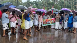 രാസവളങ്ങൾക്ക് അമിതമായ വില വർദ്ധിപ്പിച്ച കേന്ദ്ര സർക്കാർ നടപടിയിൽ പ്രതിഷേധിച്ച്  കർഷക സംഘം നേതൃത്വത്തിൽപേരാമ്പ്ര ടെലഫോൺ എക്സ് ചേഞ്ചിനു മുന്നിൽ കർഷക ധർണ്ണ നടത്തി