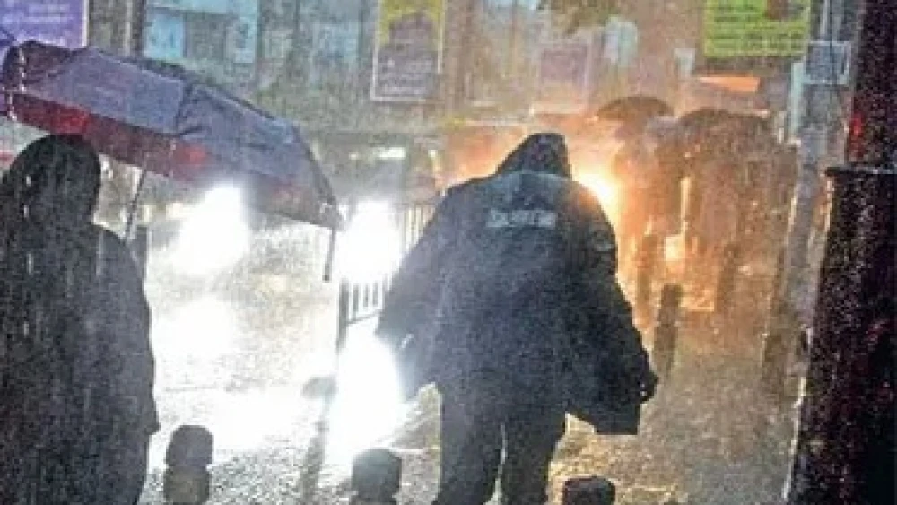 സ്കൂളുകൾക്ക്
ഇന്ന് അവധി; സംസ്ഥാനത്ത് അടുത്ത മൂന്നു ദിവസം വ്യാപകമായ മഴയ്ക്ക് സാധ്യതയുള്ളതായി കേന്ദ്ര കാലാവസ്ഥാ വകുപ്പ് സ്കൂളുകൾക്ക്
ഇന്ന് അവധി; സംസ്ഥാനത്ത് അടുത്ത മൂന്നു ദിവസം വ്യാപകമായ മഴയ്ക്ക് സാധ്യതയുള്ളതായി കേന്ദ്ര കാലാവസ്ഥാ വകുപ്പ്