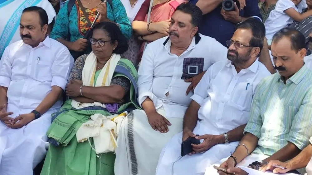 ബിജെപി നേതാക്കൾക്കൊപ്പം വേദി പങ്കിട്ട് പ്രതിപക്ഷനേതാവ് വി ഡി സതീശൻ. ബിജെപി നേതാക്കൾക്കൊപ്പം വേദി പങ്കിട്ട് പ്രതിപക്ഷനേതാവ് വി ഡി സതീശൻ.