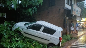 മേപ്പയ്യൂർ നരക്കോട് സെന്ററിൽ കാറപകടം.രണ്ടുപേർക്ക് പരിക്കേറ്റു. 