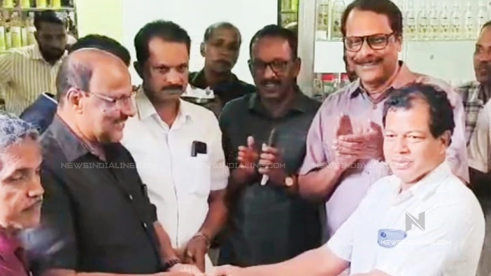 കളഞ്ഞു കിട്ടിയ തുക ഉടമസ്ഥനു നൽകി വ്യാപാരി മാതൃകയായി.