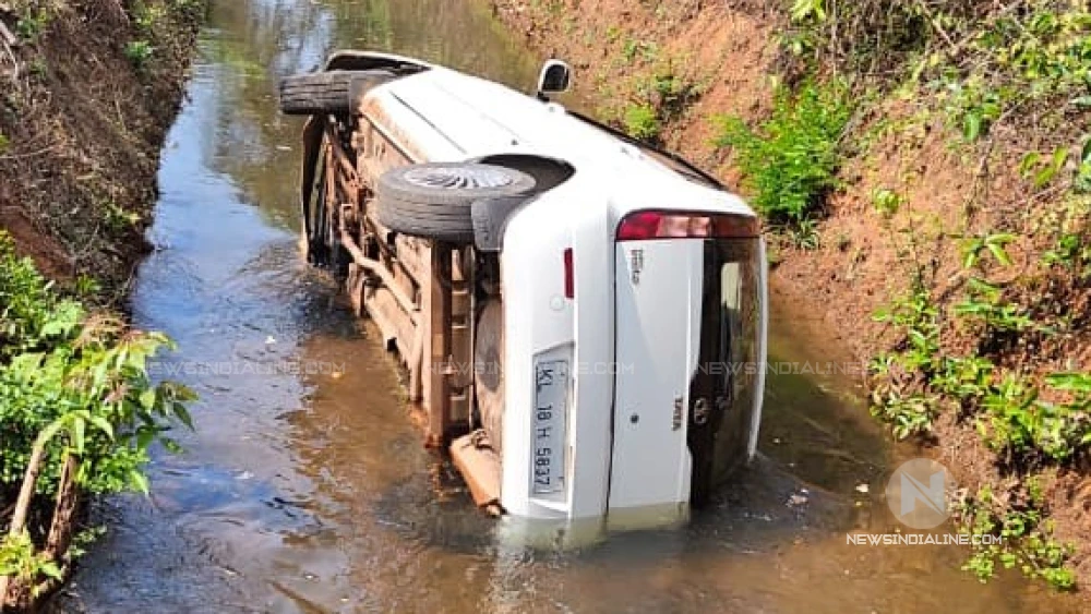  മഠത്തും ഭാഗത്ത് കാർ കനാലിലേക്ക് മറിഞ്ഞു